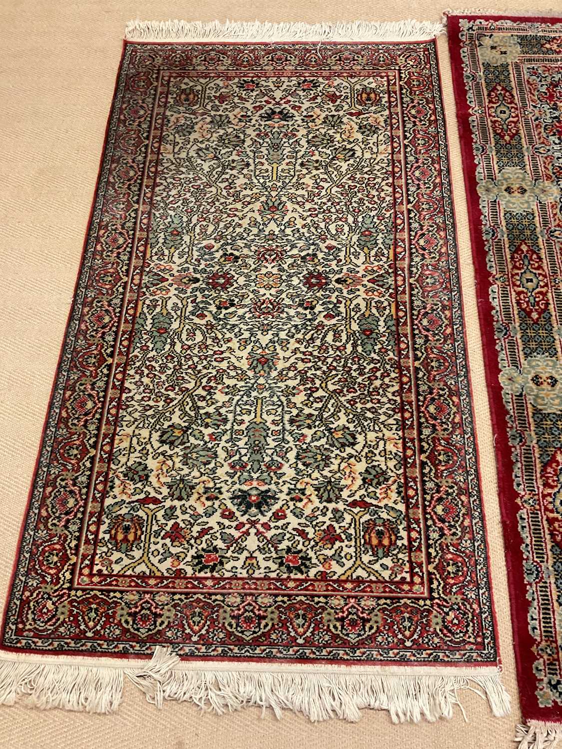 Two vintage Eastern rugs, one a dark red rug with central medallion and decorative border, 122 x - Bild 2 aus 6