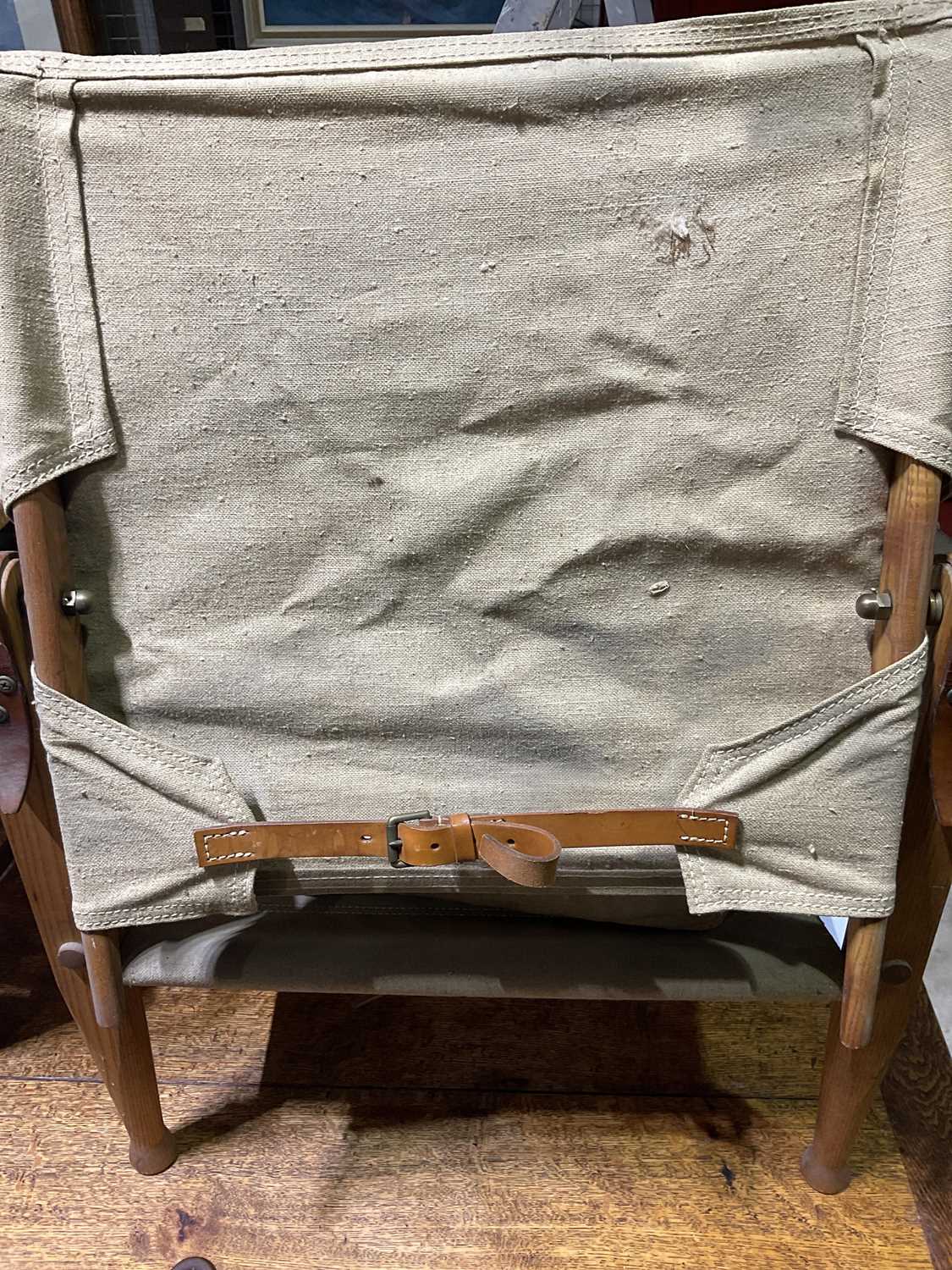KAARE KLINT FOR CARL HANSEN & SON; a pair of mid 20th century Safari chairs, constructed of canvas - Bild 4 aus 6