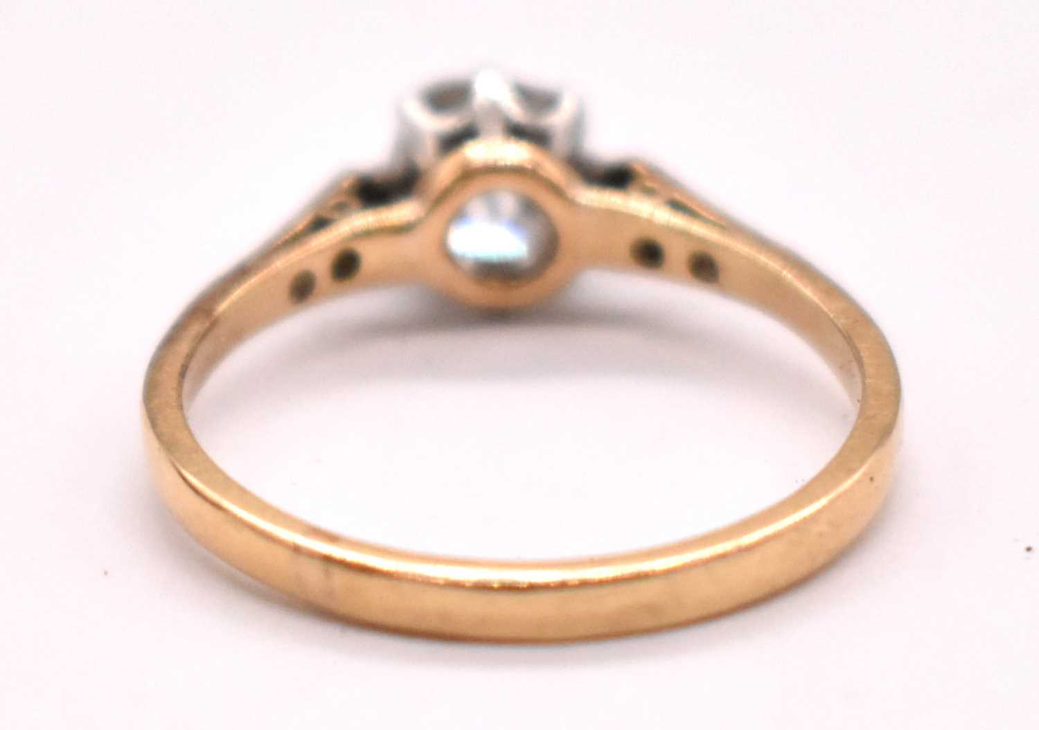 An early 20th century 18ct gold and platinum mounted diamond solitaire ring, the principal cushion - Bild 3 aus 4