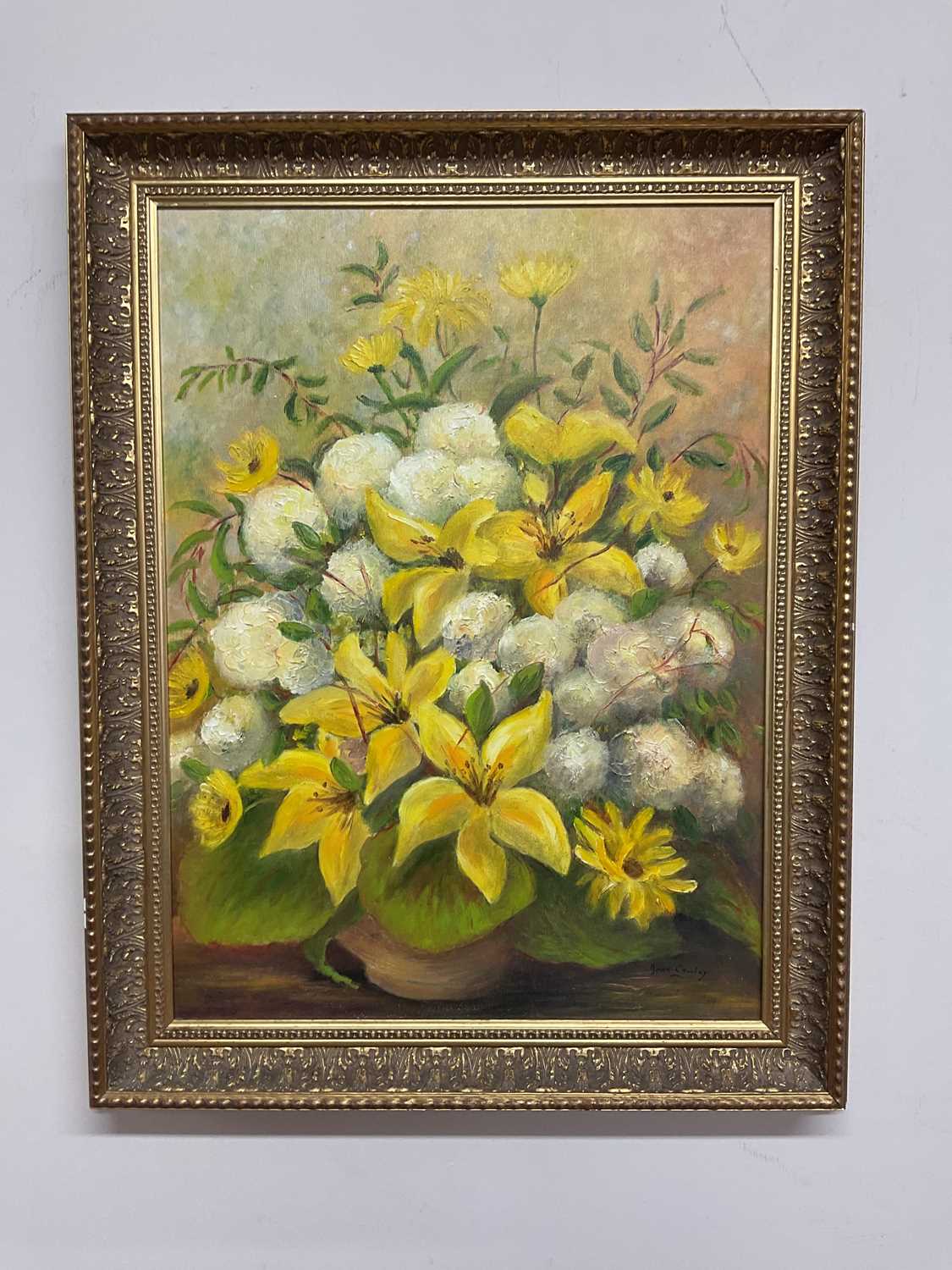 † JOAN CAWLEY (1925-2015); two oils on canvas, 'Yellow Lilies, Carnations and Yellow Daisies', and a - Bild 2 aus 5