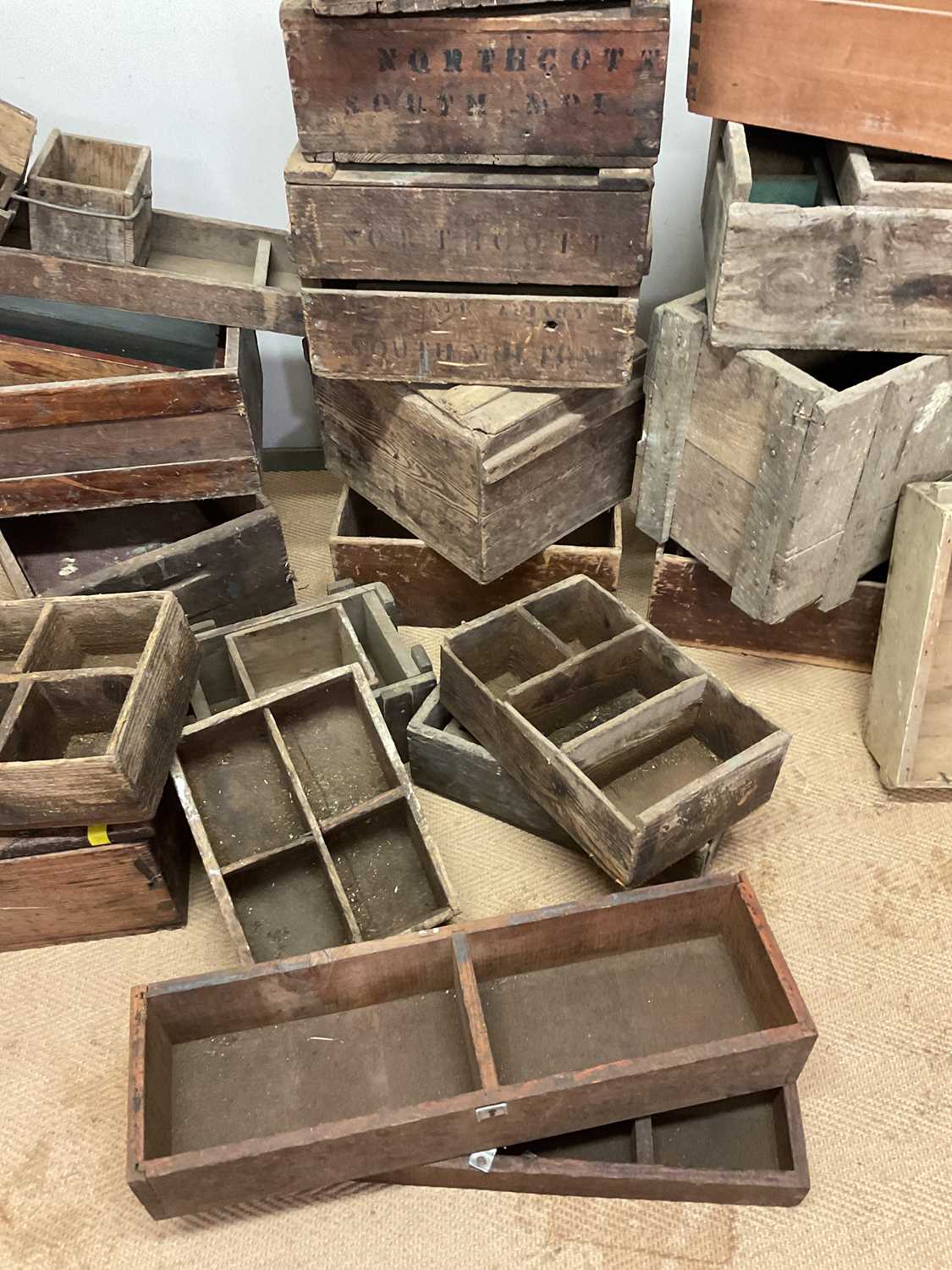 A very large quantity of vintage wooden crates and boxes - Bild 5 aus 5