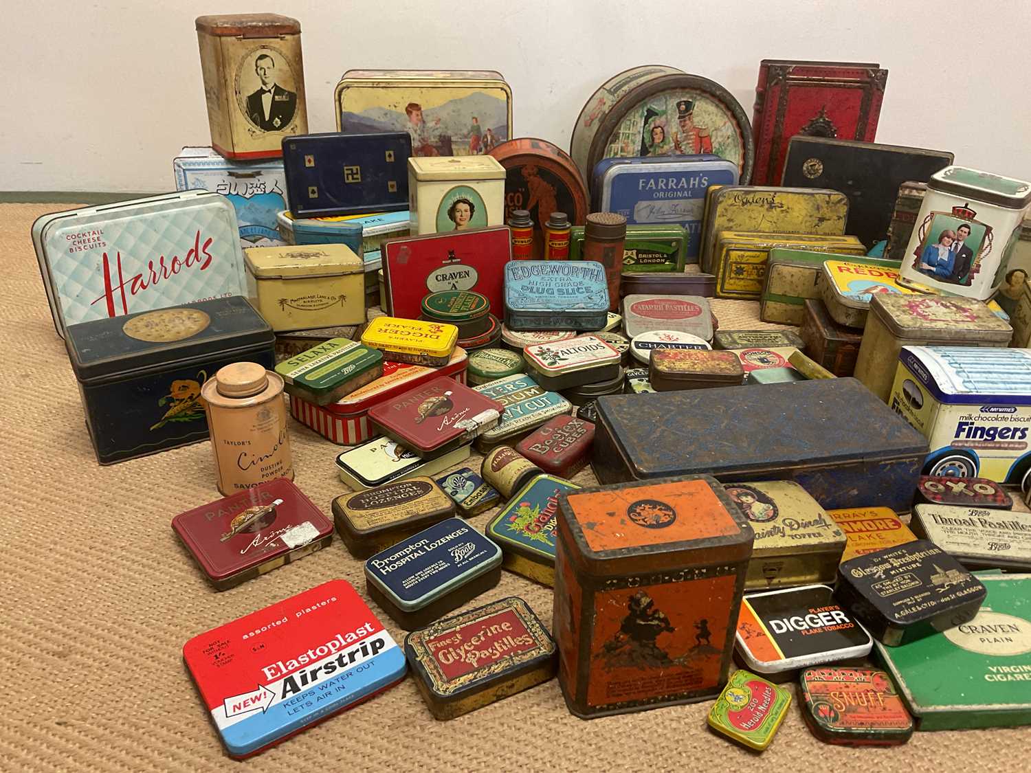 A large quantity of vintage tins including tobacco tins, biscuit tins, Quality Street, commemorative - Bild 4 aus 4