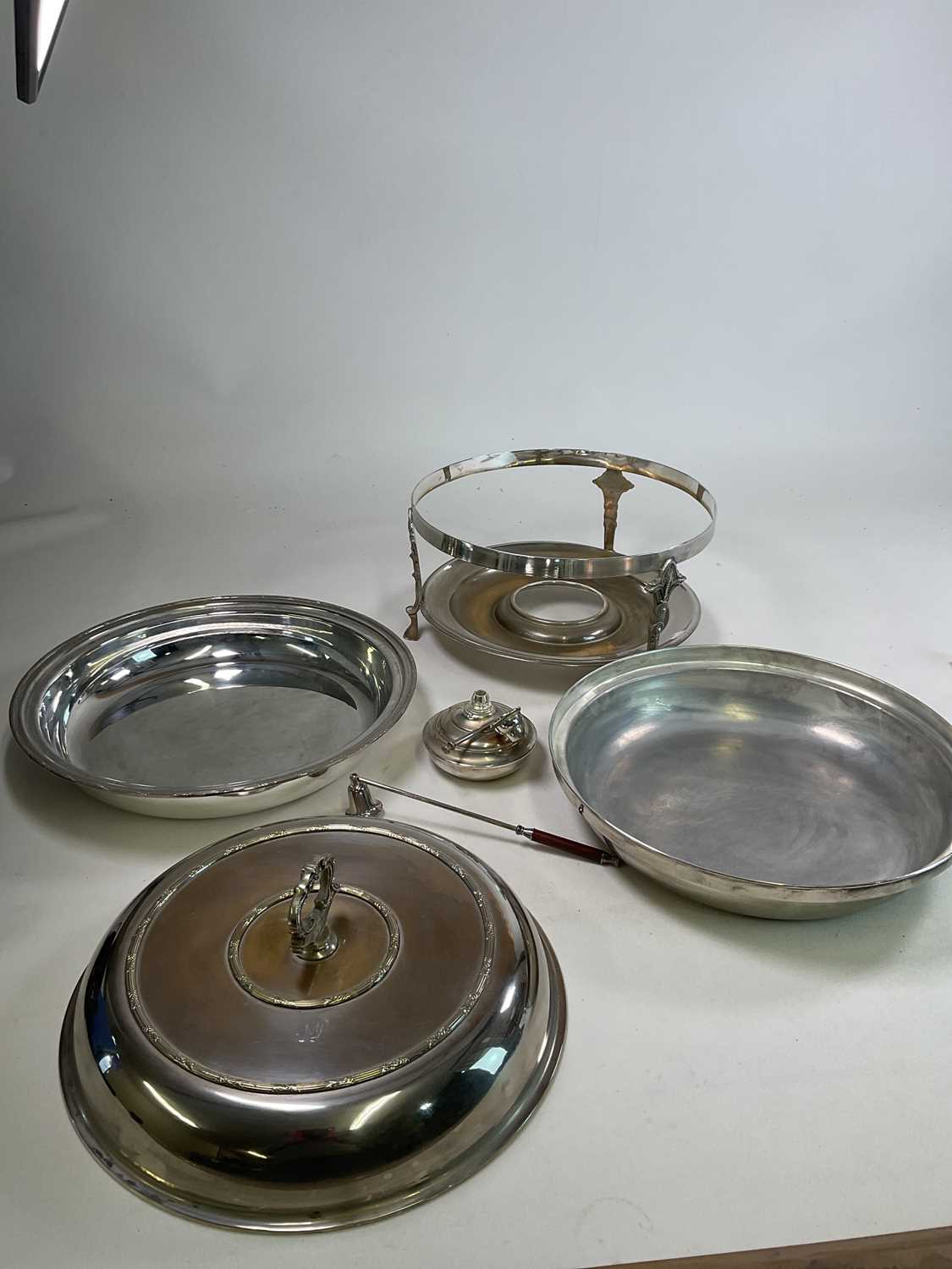 A large hotel silver plated serving dish of cylindrical form with cover, liner and stand set with - Bild 2 aus 2