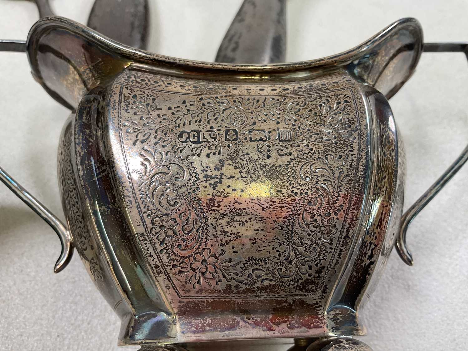 A George V hallmarked silver sugar bowl and jug, Birmingham 1911 and 1912, a George V hallmarked - Image 2 of 4