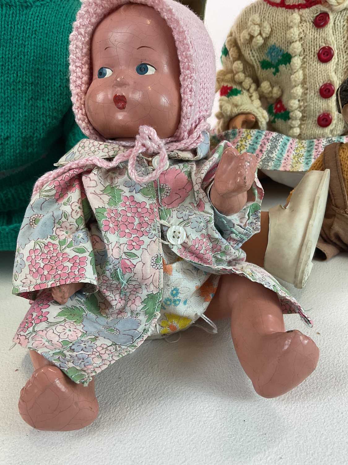 A group of five dolls including a 22" 1940s composition doll with sleeping eyes and pierced ears ( - Bild 4 aus 4