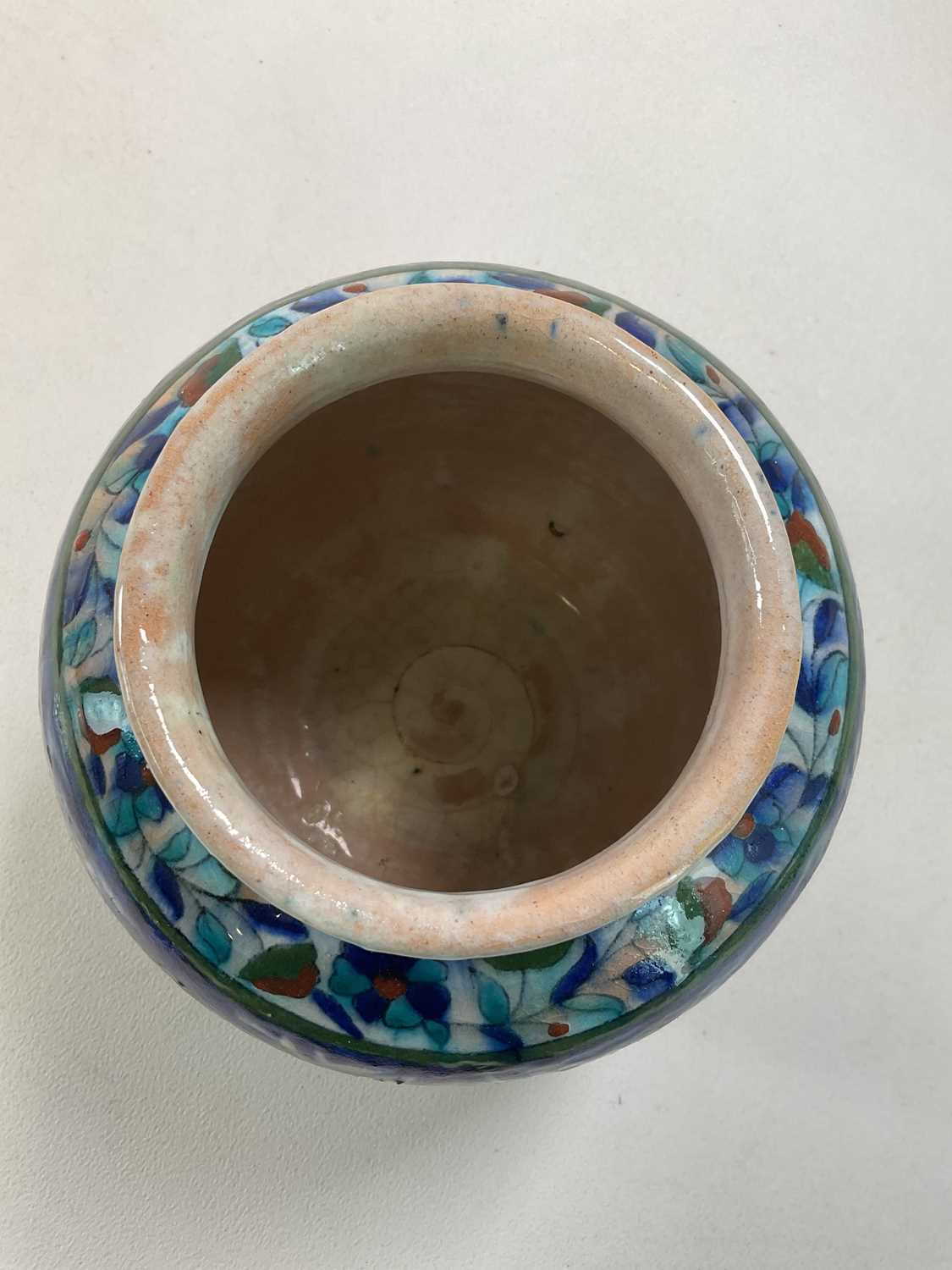A Palestinian vase with floral and leaf decoration in shades of blue, turquoise, ochre and green, - Bild 3 aus 4