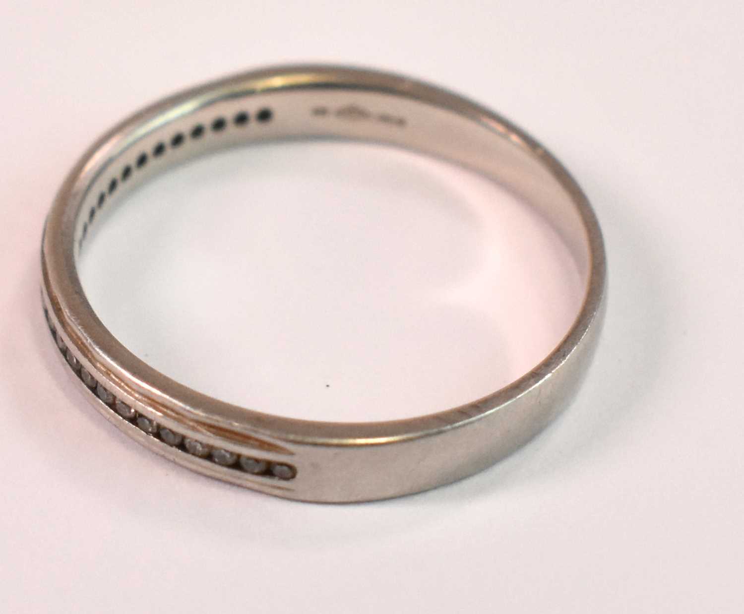 A platinum and diamond wedding ring, size O, approx. 3.95g. - Bild 3 aus 4
