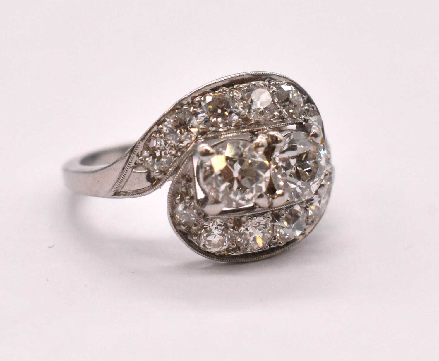 A late 1920s platinum Art Deco diamond set ring with twin raised four claw set round brilliant cut - Bild 4 aus 4