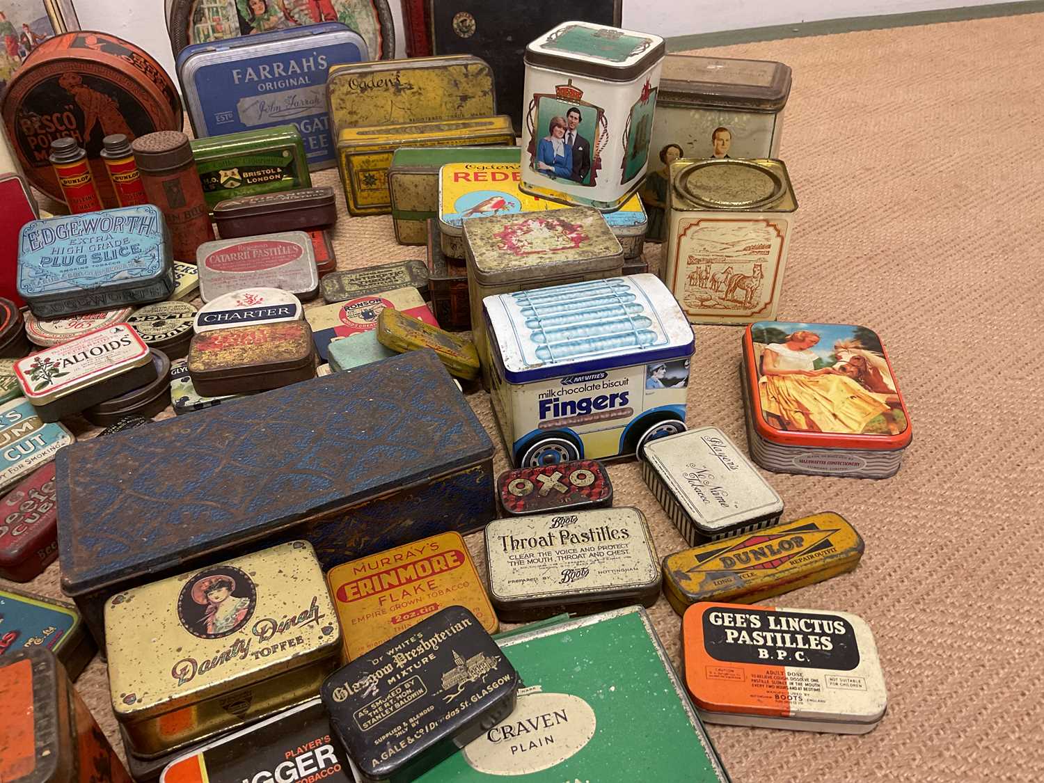 A large quantity of vintage tins including tobacco tins, biscuit tins, Quality Street, commemorative - Bild 3 aus 4