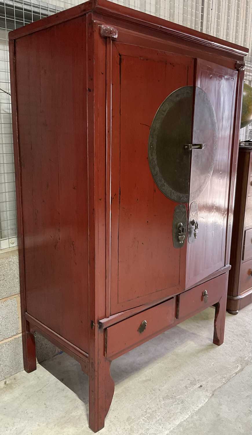 A Chinese red lacquered marriage chest, with two doors enclosing two shelves and two drawers, height - Bild 3 aus 3