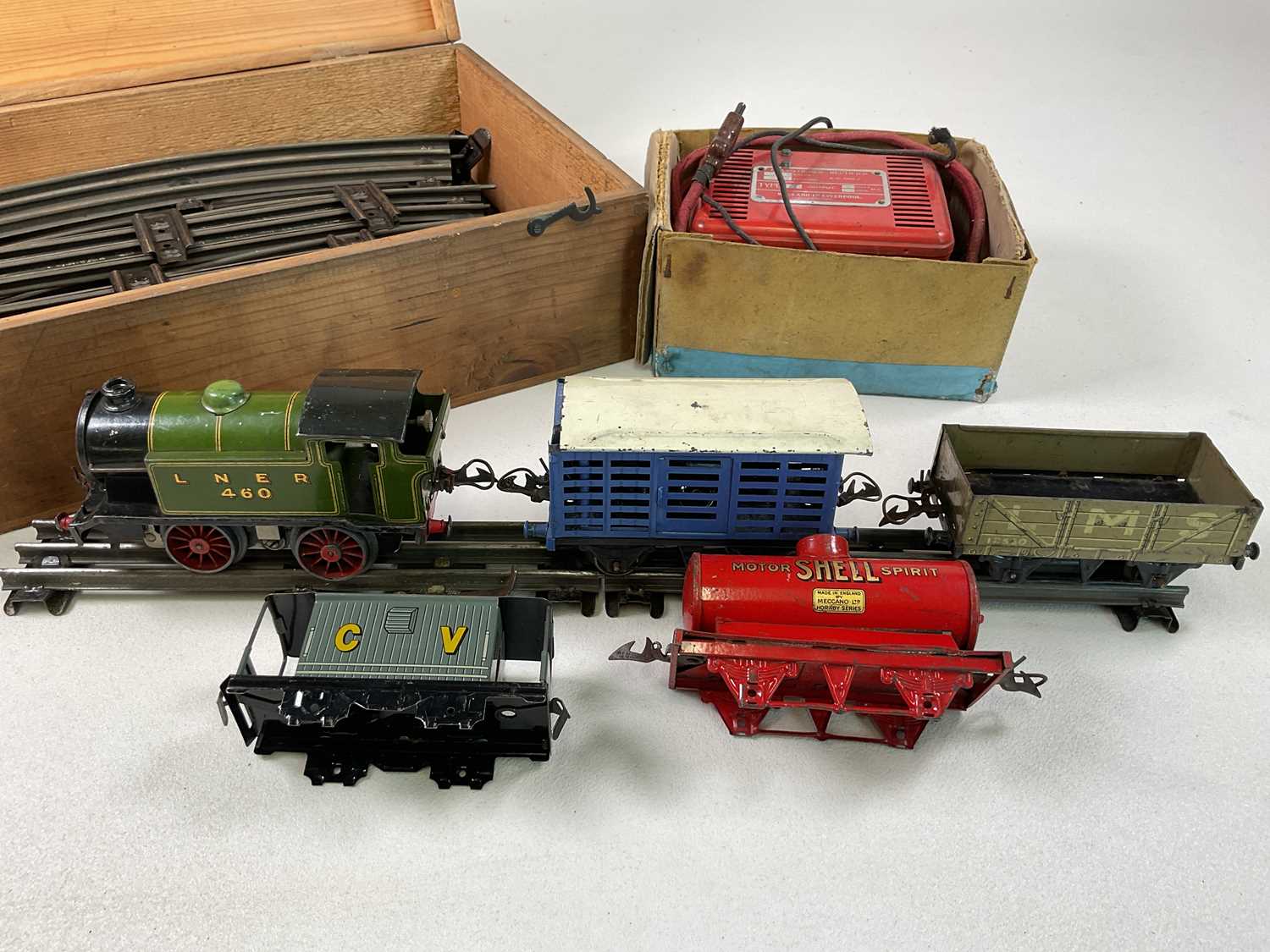 HORNBY; an O gauge train set comprising Electric LNER 460, four carriages and track contained in a - Image 2 of 6