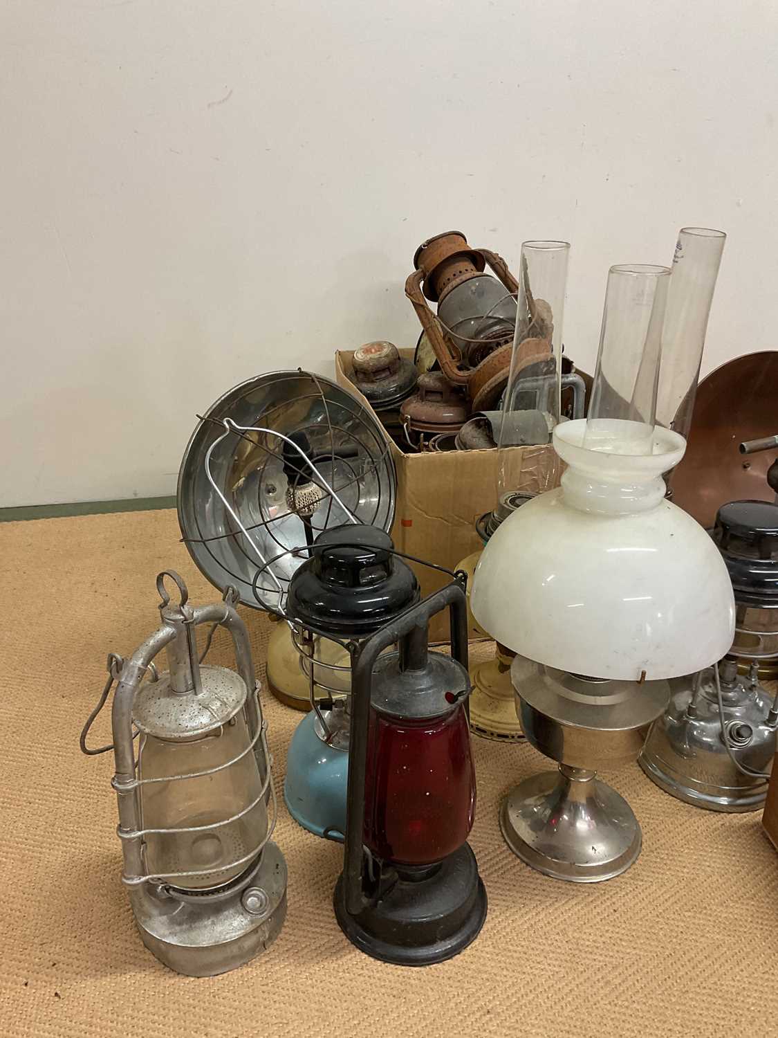 A large collection of Tilley lamps and others, with accessories, (some af) - Bild 3 aus 4