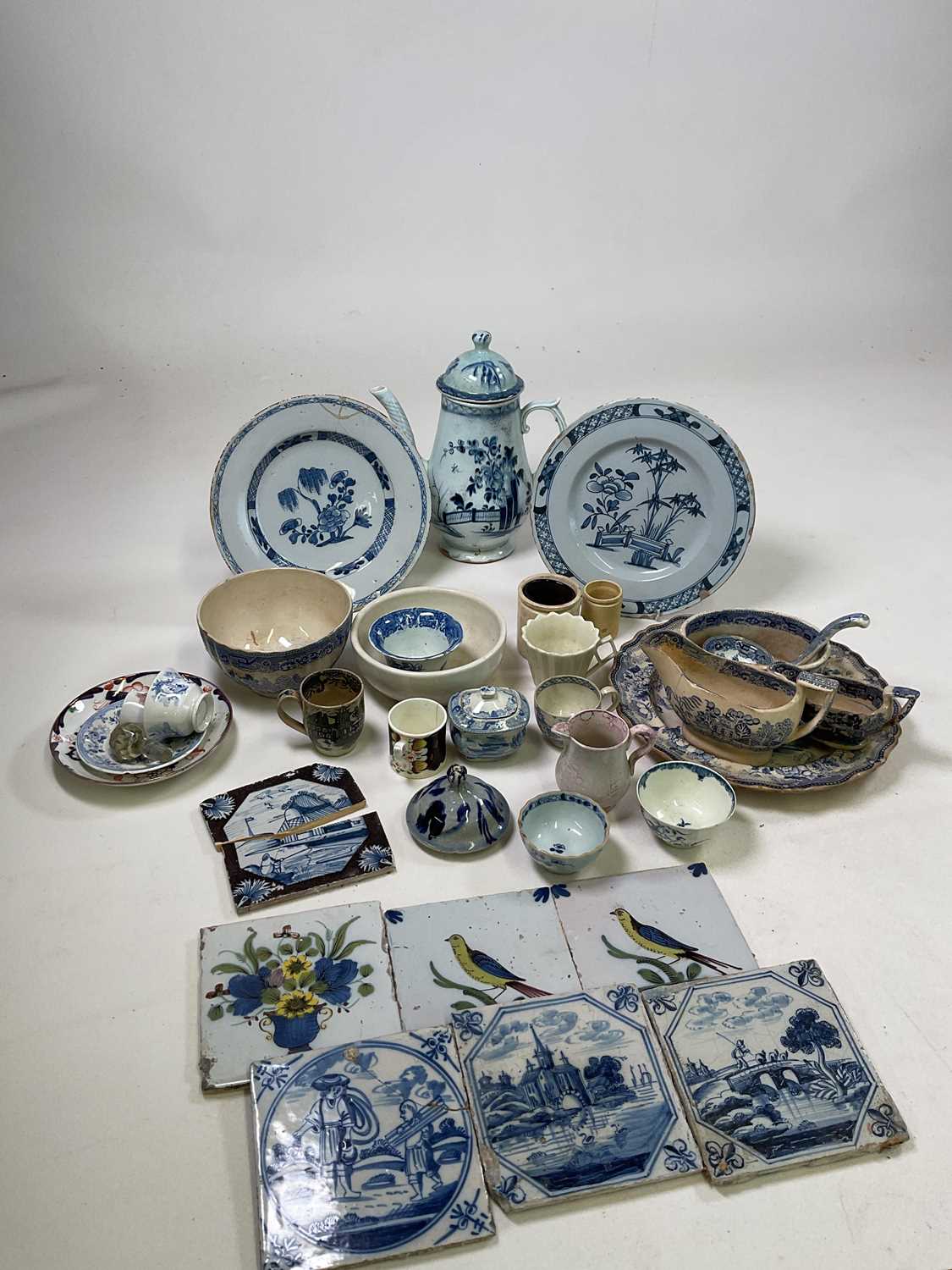 An interesting collection of 18th and 19th century ceramics including an 18th century pearlware - Bild 2 aus 2