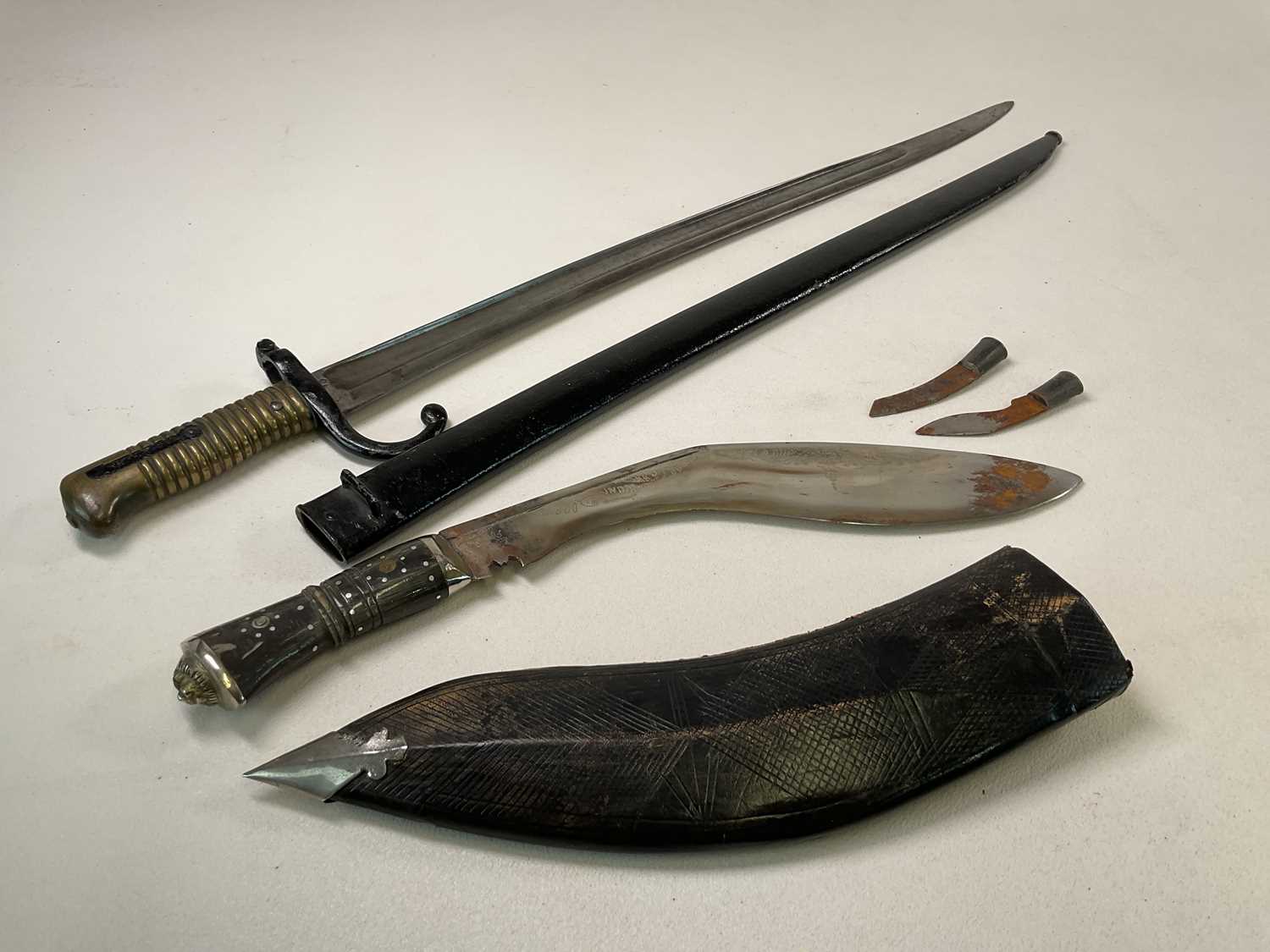 A French chassepot bayonnet, length 71cm and a Gurkha's kukri knife with horn handle, length 43cm ( - Bild 2 aus 5