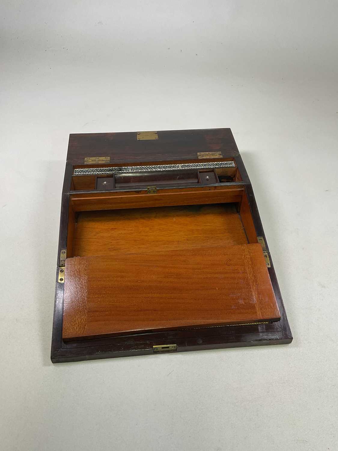 An early Victorian rosewood travelling writing slope, with engraved initials to a mother of pearl - Bild 3 aus 5