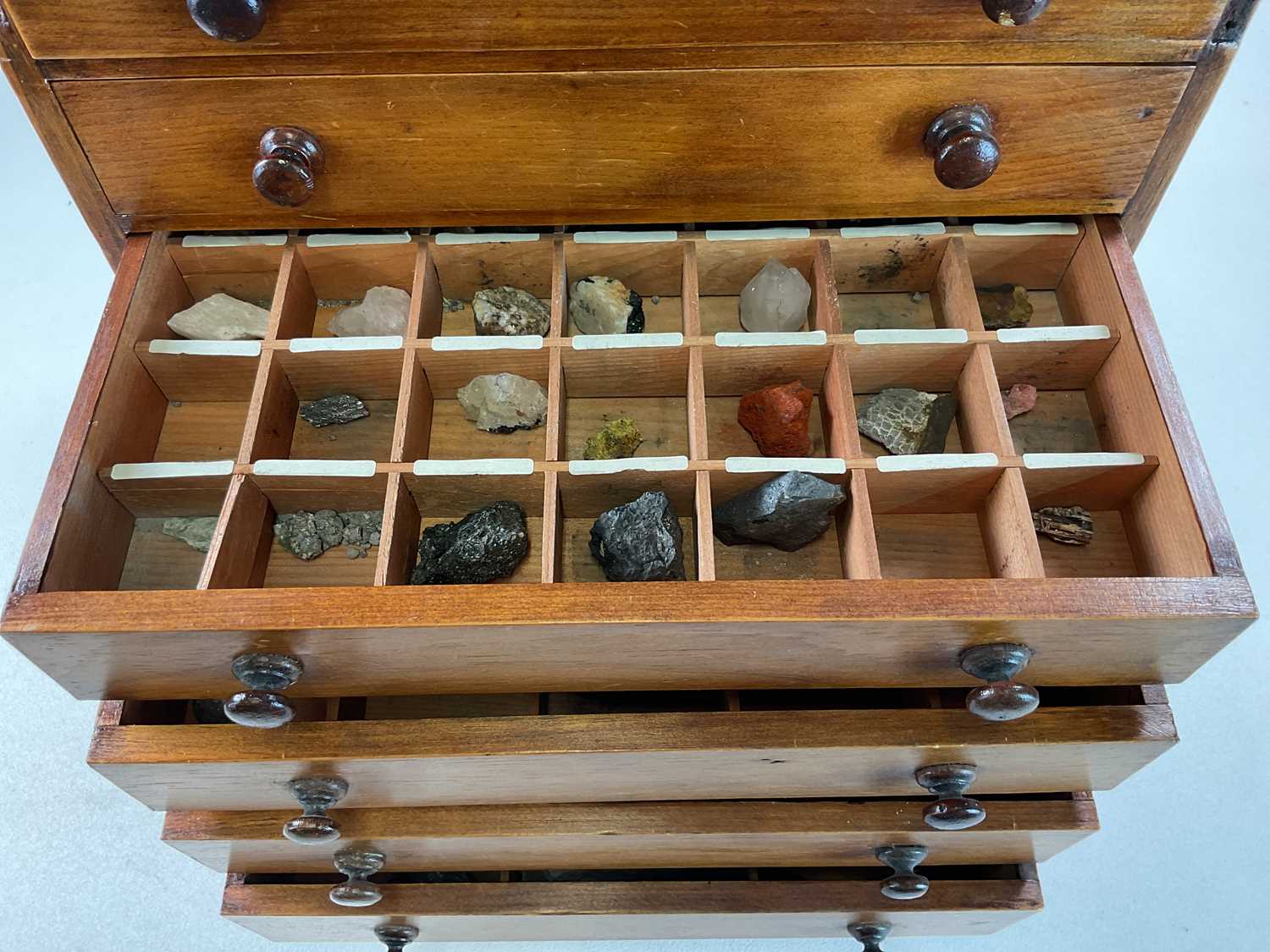 A six drawer specimen cabinet containing samples of ore and fossils, with original sales label on - Bild 5 aus 8