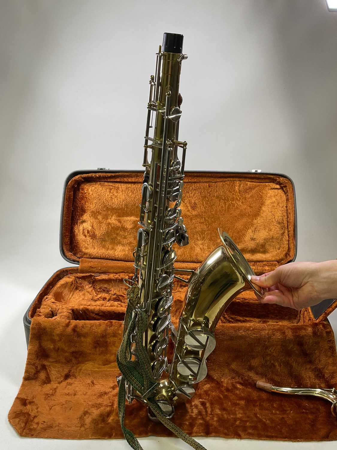 LAFLEUR; a tenor saxophone, cased (lacking mouthpiece) - Bild 5 aus 8