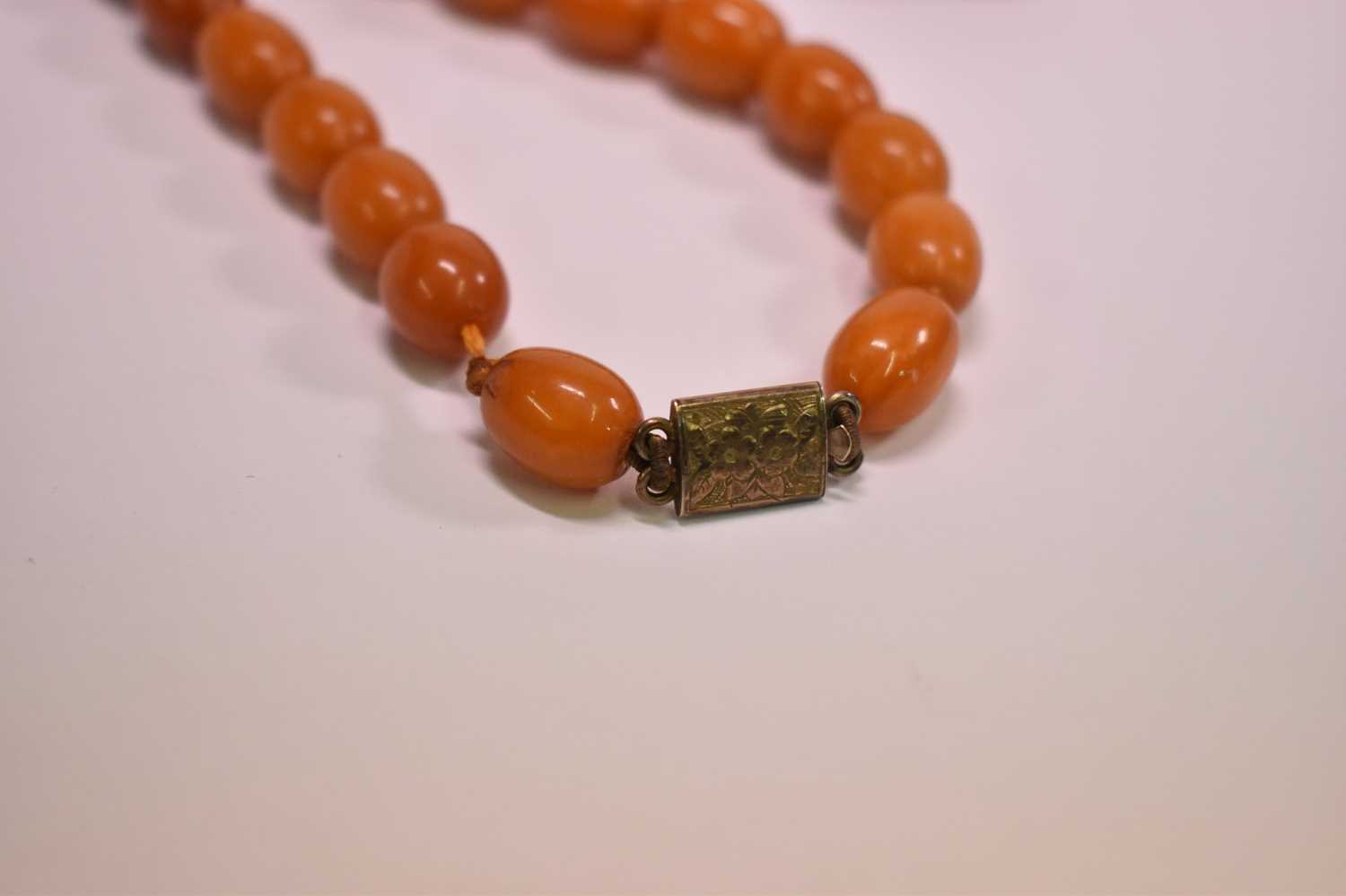 A vintage butterscotch/egg yolk graduated amber bead necklace, length 81cm, the largest bead - Image 2 of 4