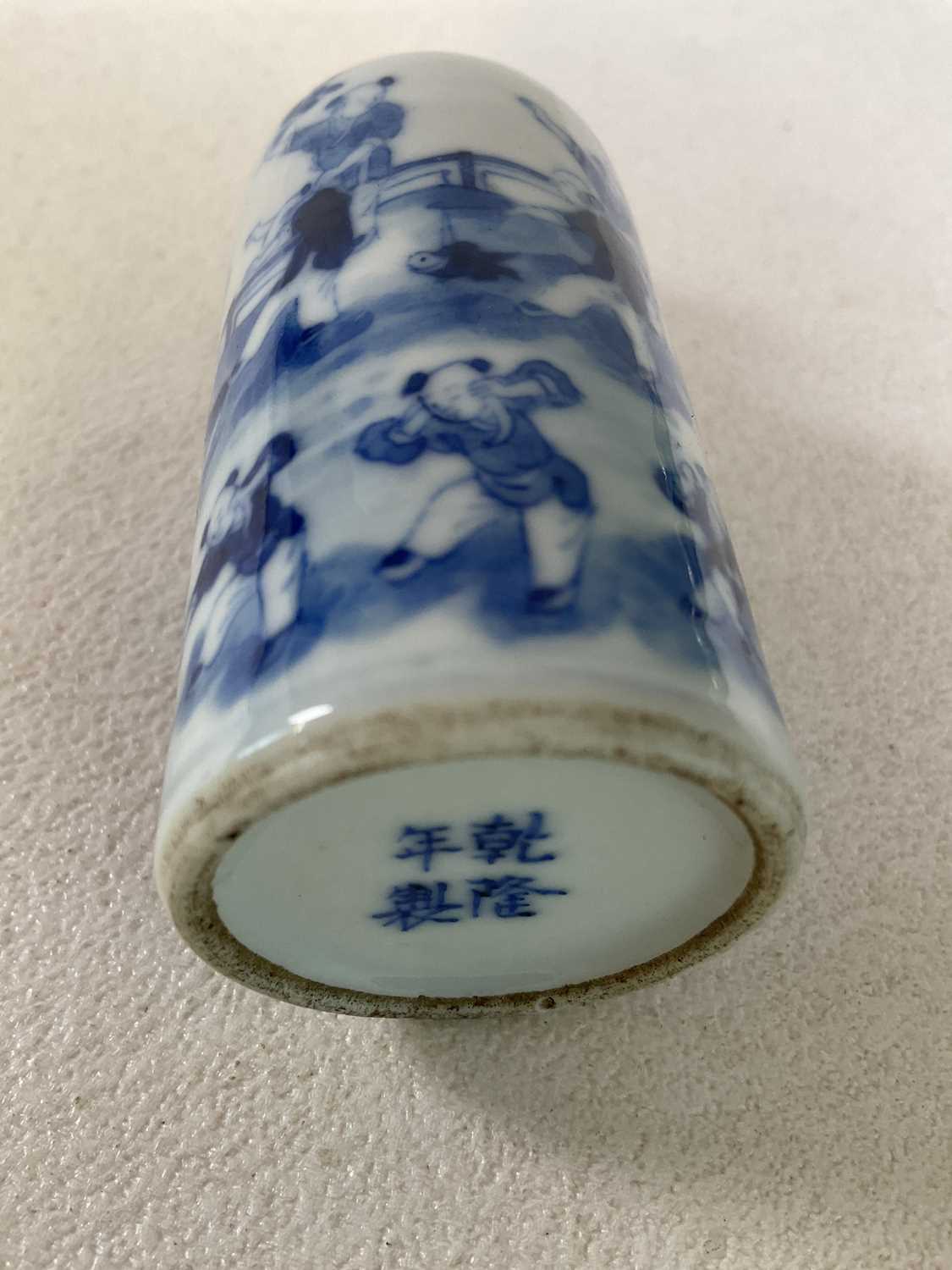 A 19th century Chinese cylindrical snuff bottle decorated with figures in a landscape and with - Bild 3 aus 21