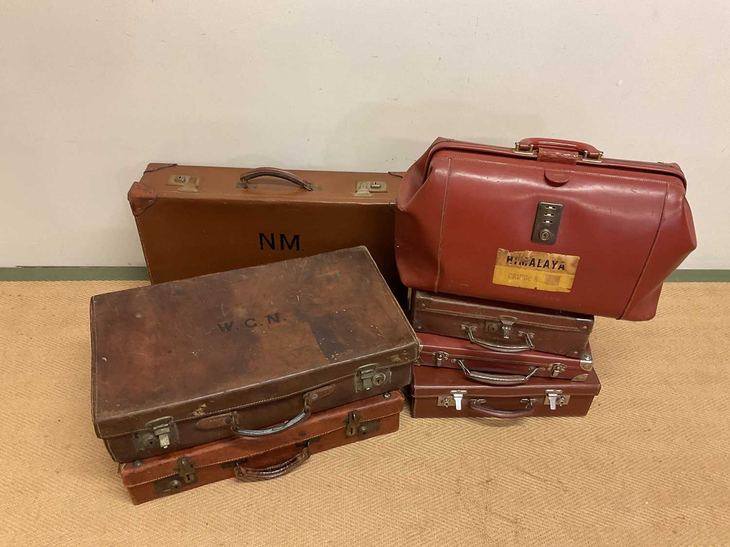 A collection of vintage suitcases (7 ) - Bild 2 aus 2
