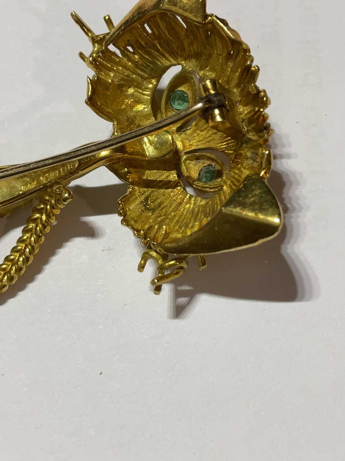 An 18ct yellow gold brooch in the form of a stylised cat with emeralds set for the eyes, length - Image 7 of 7