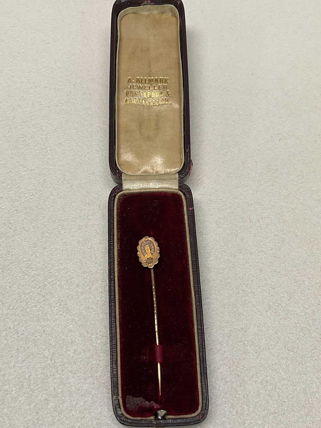 Collectors' items comprising a gold stick pin with horseshoe motif in original box with another - Image 2 of 6