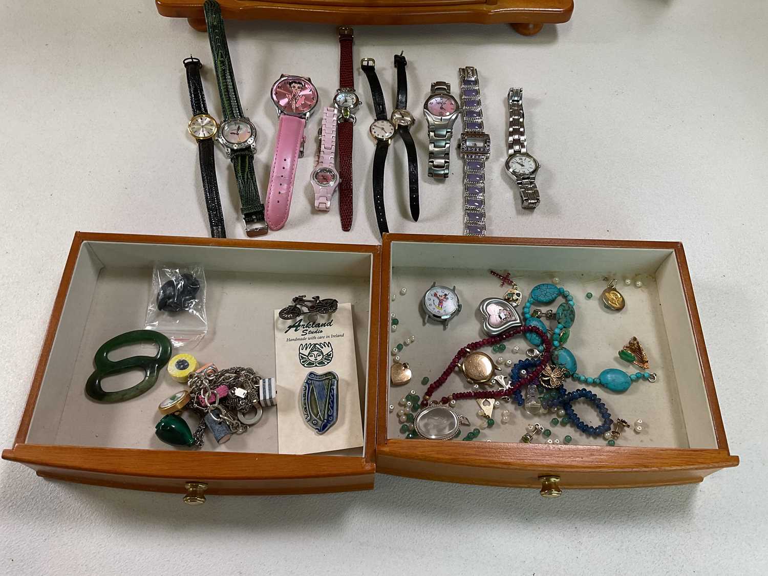 A small collection of costume jewellery contained in a jewellery box, including many yellow metal - Image 3 of 4