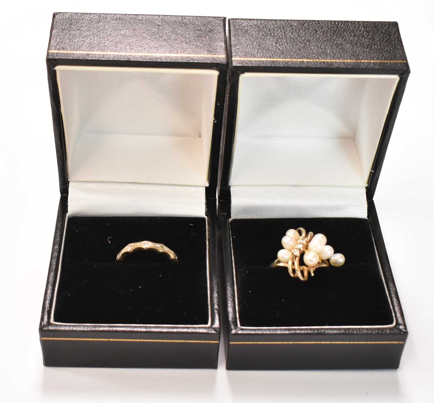 A 9ct yellow gold cultured pearl set ring, size H 1/2, and a 9ct yellow gold small band, size G 1/2, - Bild 3 aus 14