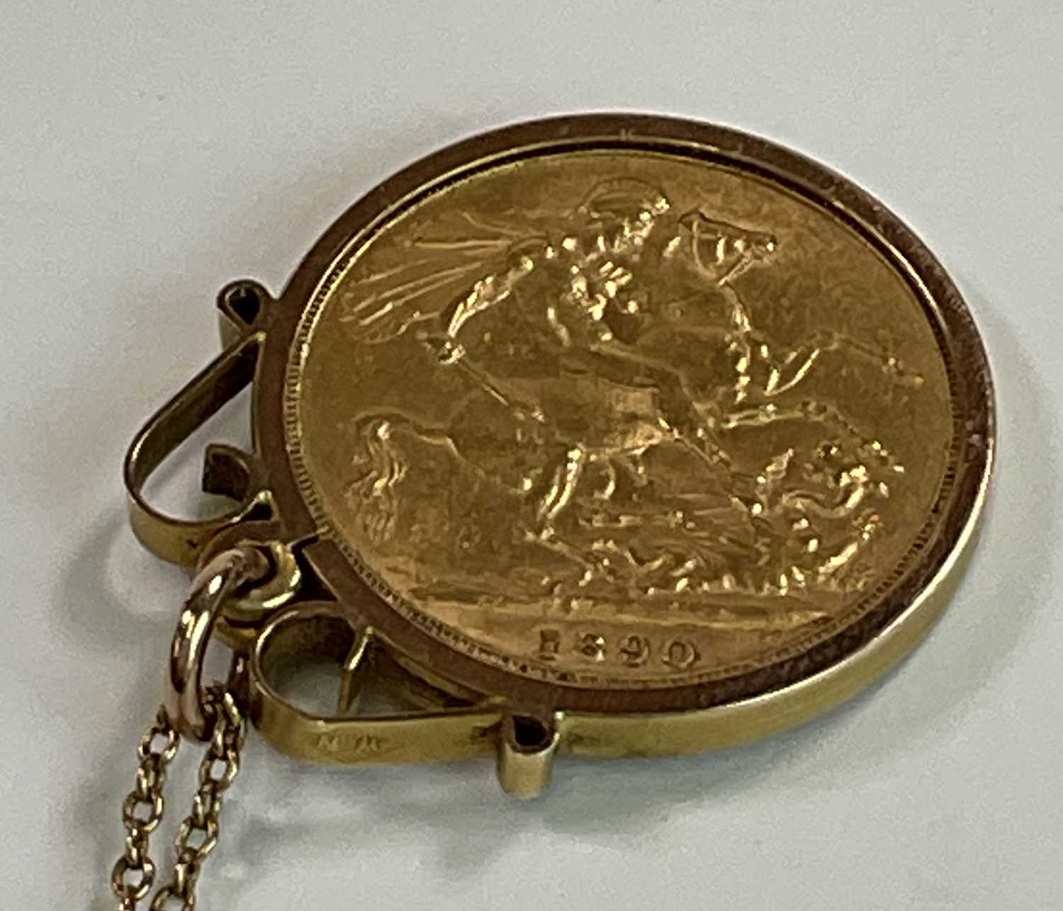 A Victorian full sovereign, 1890, in pendant swivel loop mount and suspended on a 9ct fine link - Bild 2 aus 3