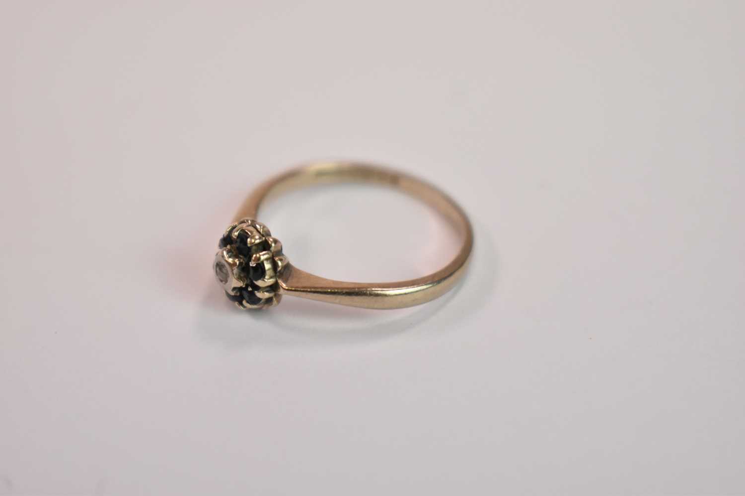 An 18ct yellow gold floral dress ring, size N 1/2, and an 18ct gold wedding band, size O, combined - Image 3 of 4
