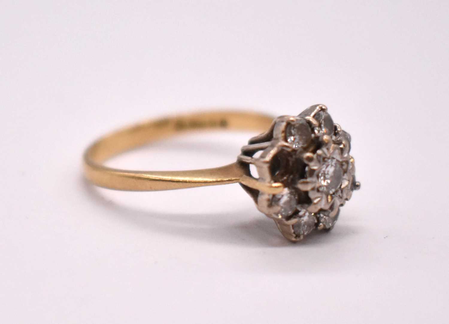 An 18ct yellow gold diamond floral cluster ring, set with eight round brilliant cut stones, each - Bild 3 aus 3