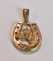 A 9ct yellow gold pendant in the form of a horse's head within a horseshoe, approx 11.2g.