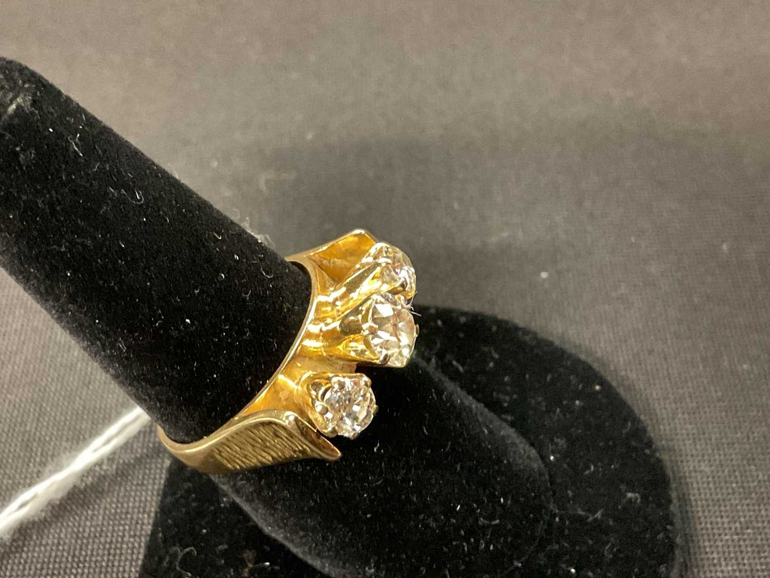 An 18ct yellow gold three stone diamond ring with unusual raised setting formed of three old - Bild 6 aus 6