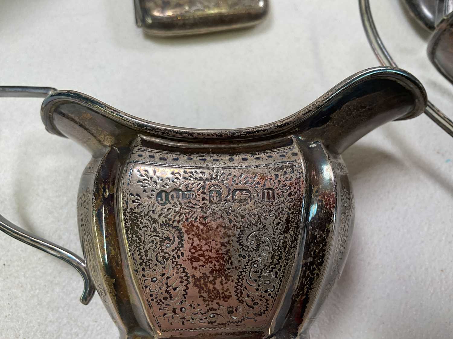 A George V hallmarked silver sugar bowl and jug, Birmingham 1911 and 1912, a George V hallmarked - Image 3 of 4