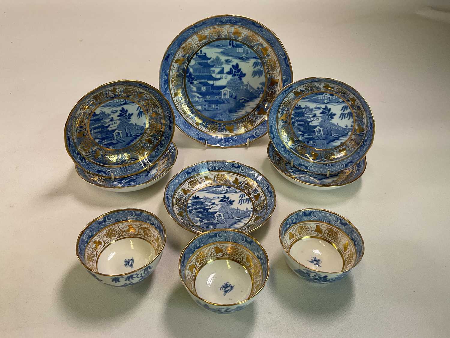 A group of circa 1800 English blue and white 'Willow' pattern, later clobbered with gilt - Bild 2 aus 3