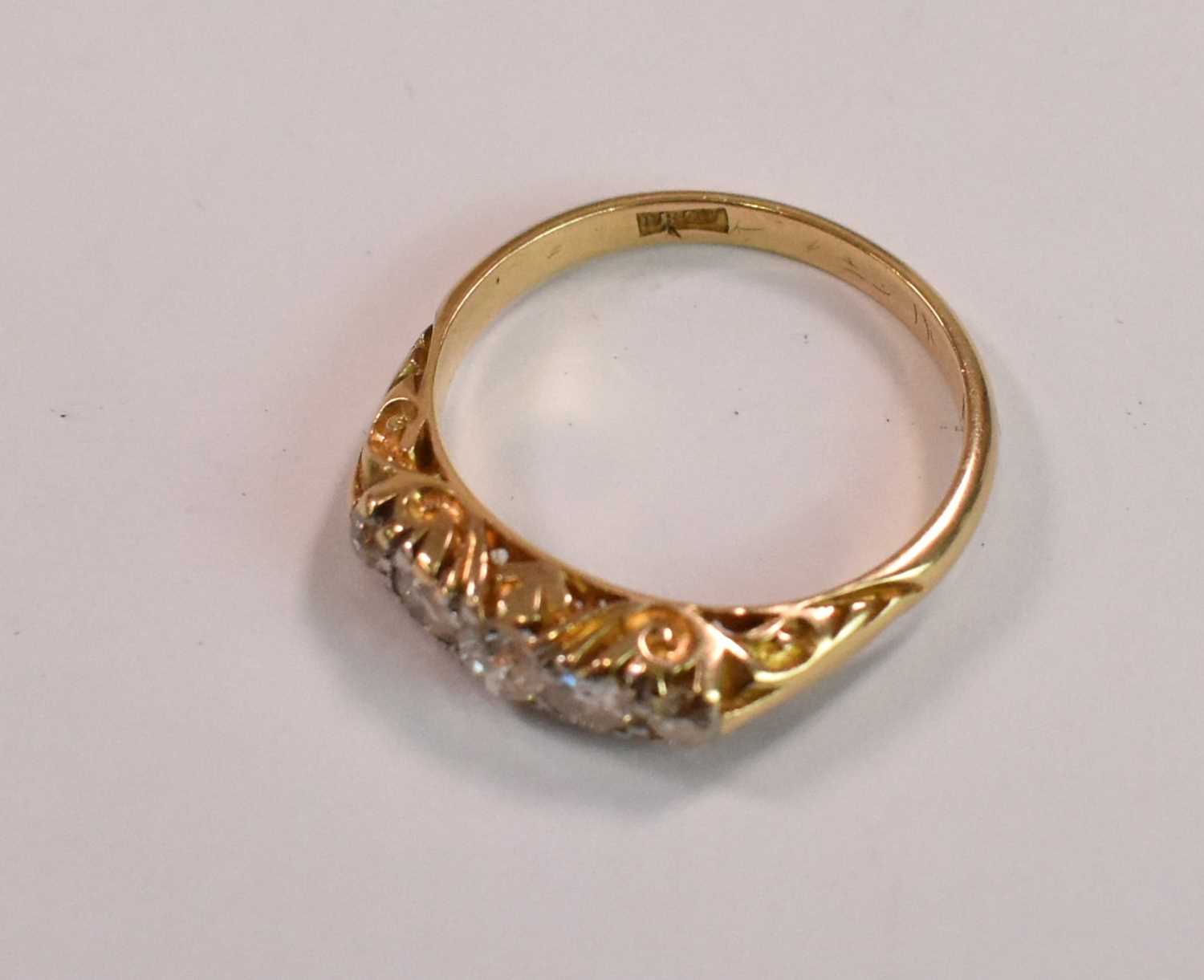 An 18ct yellow gold five stone graduated diamond ring, the central diamond weighing approx 0.20ct ( - Bild 2 aus 3