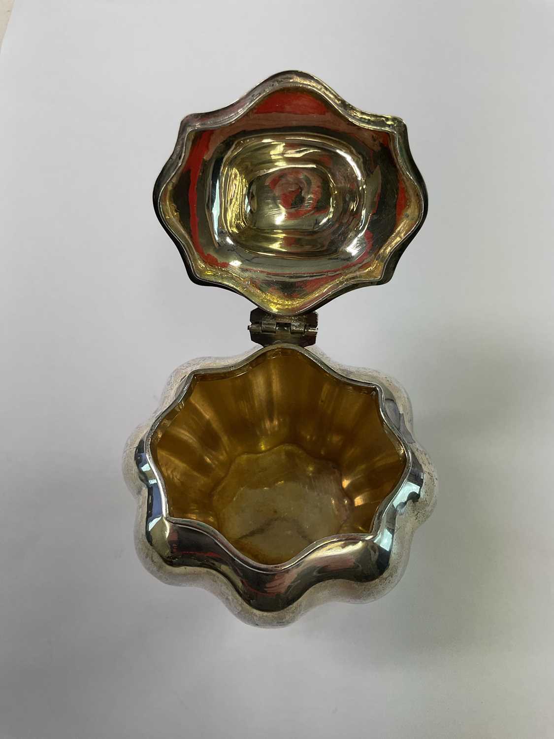 NATHAN & HAYES; a late Victorian hallmarked silver tea caddy of bombe outline with hinged lid and - Bild 3 aus 3