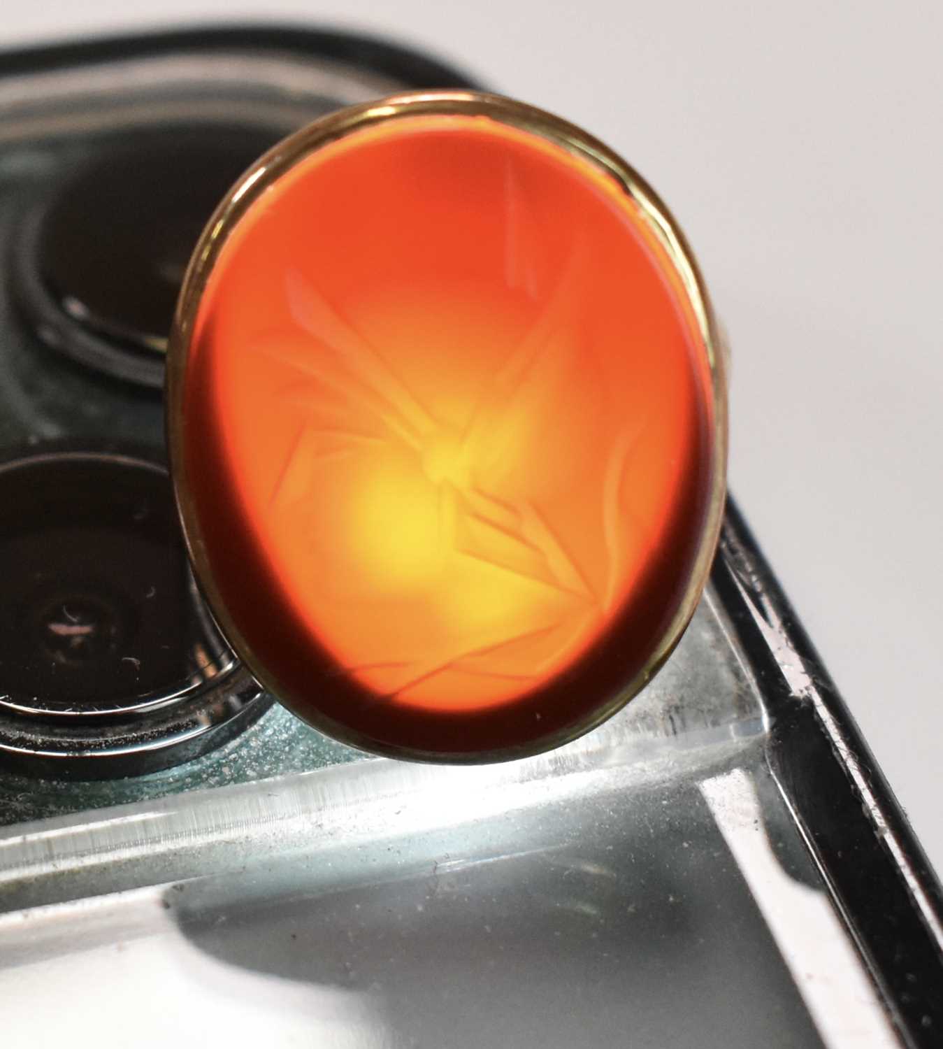 Three yellow metal rings, one set with a carved carnelian, size O, 4.9g approx one with central - Bild 4 aus 6