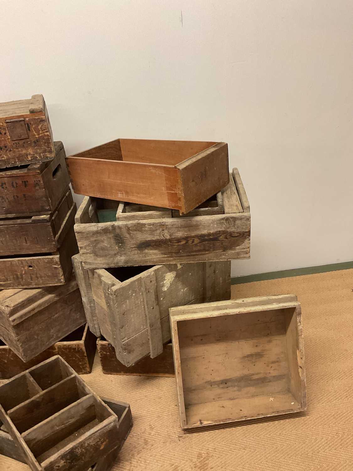 A very large quantity of vintage wooden crates and boxes - Bild 4 aus 5