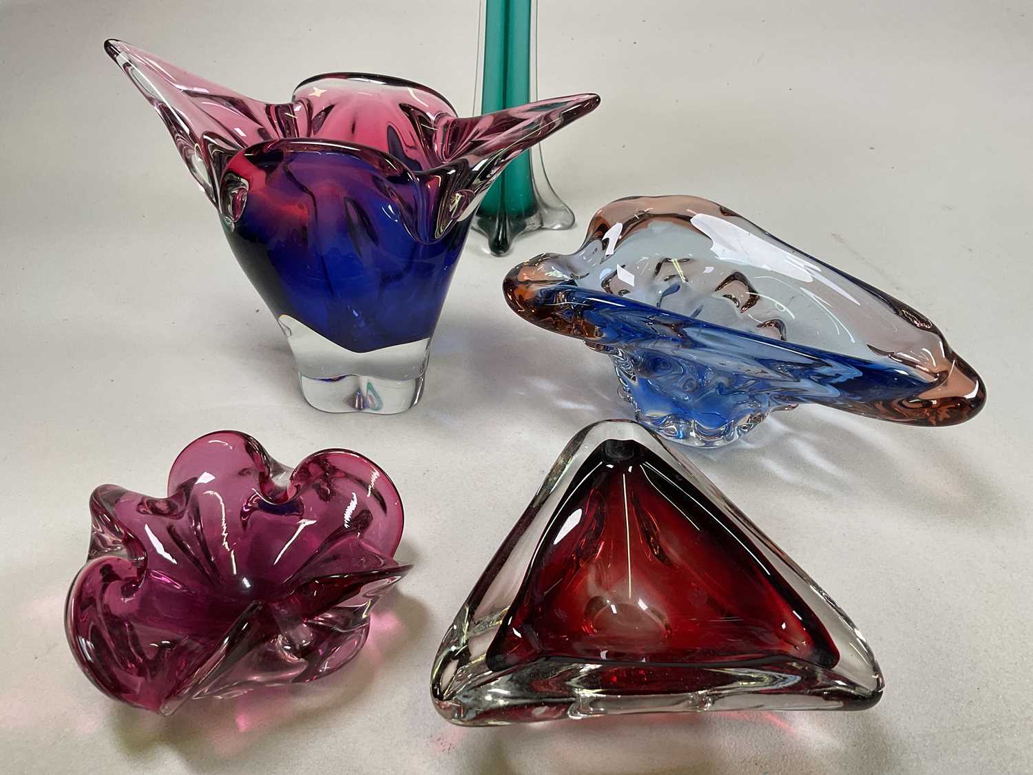 A collection of glassware items comprising Murano, Czechoslovakian glass and othere. tall glass - Bild 2 aus 2