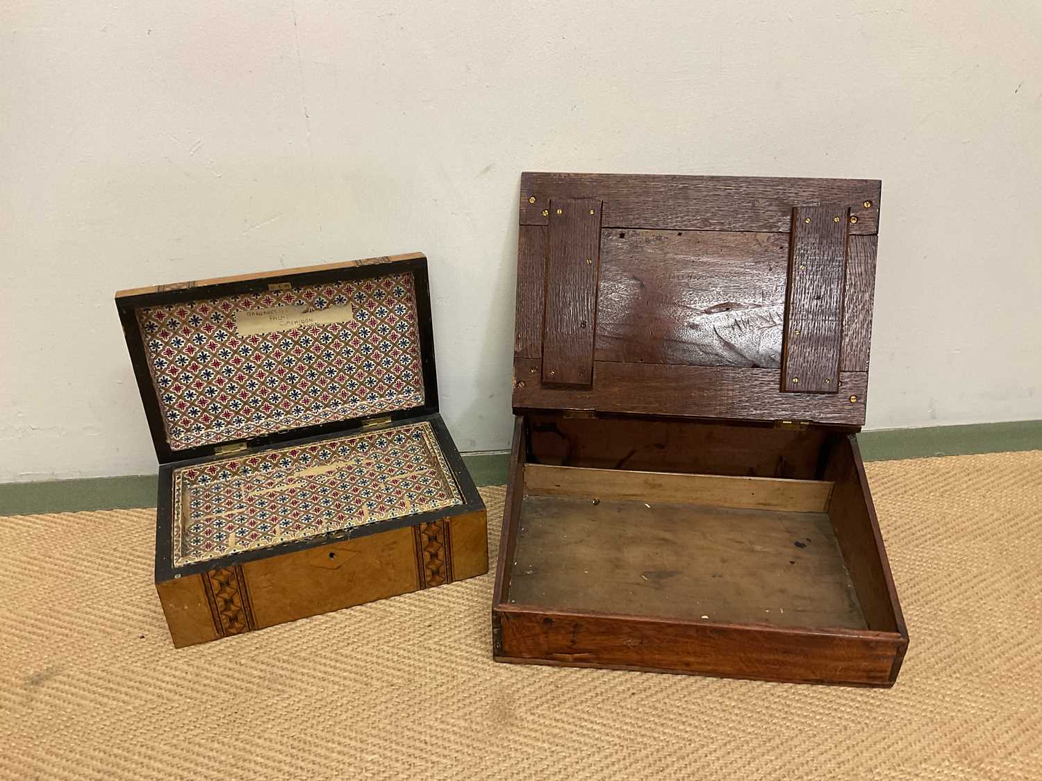 An oak writing slope of small proportions, height 11cm, width 34cm, two tea caddies, an inlaid - Bild 3 aus 5