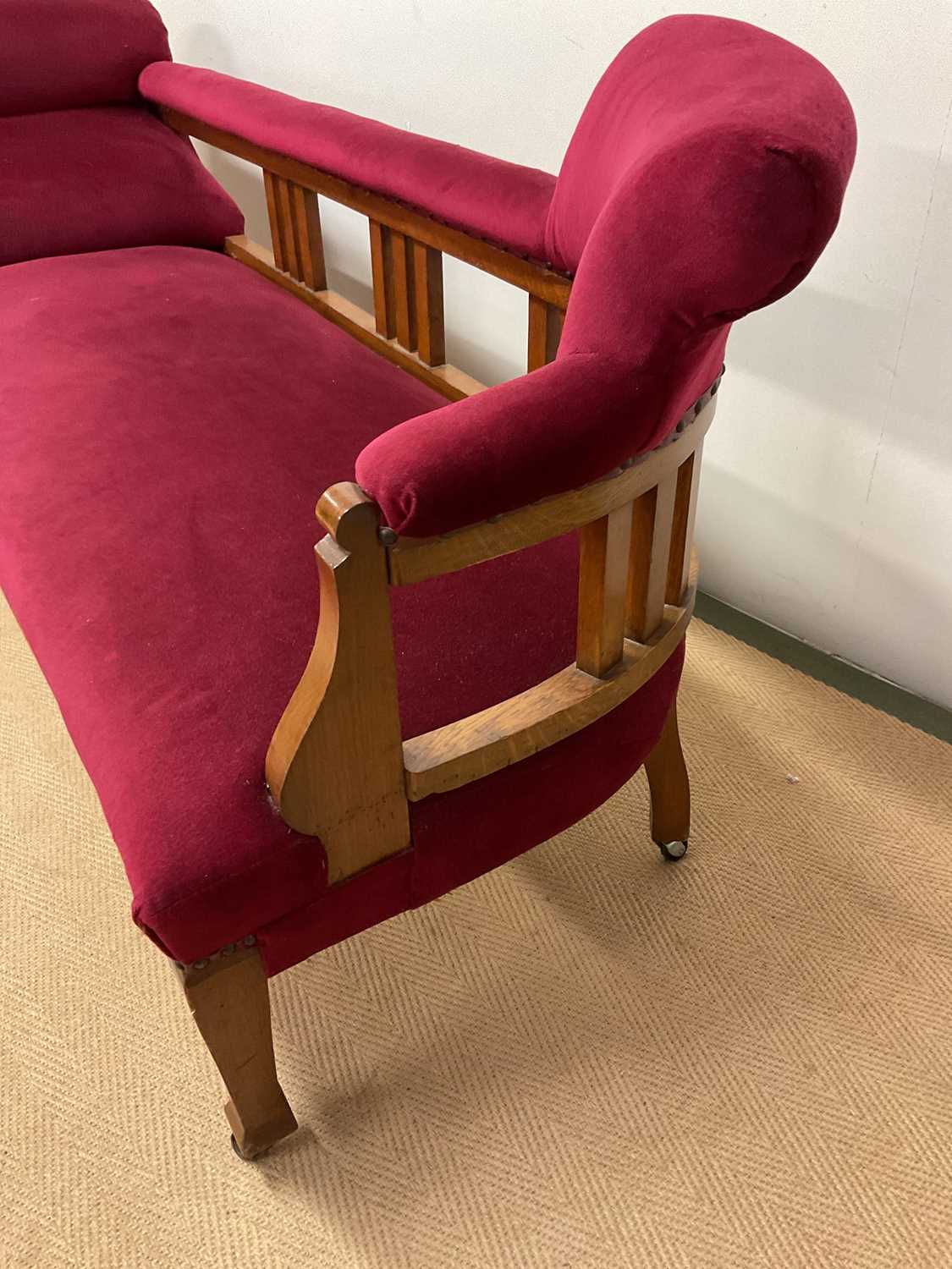 A single scroll arm chaise lounge, height 78cm, width 170cm, depth 60cm. - Bild 2 aus 2