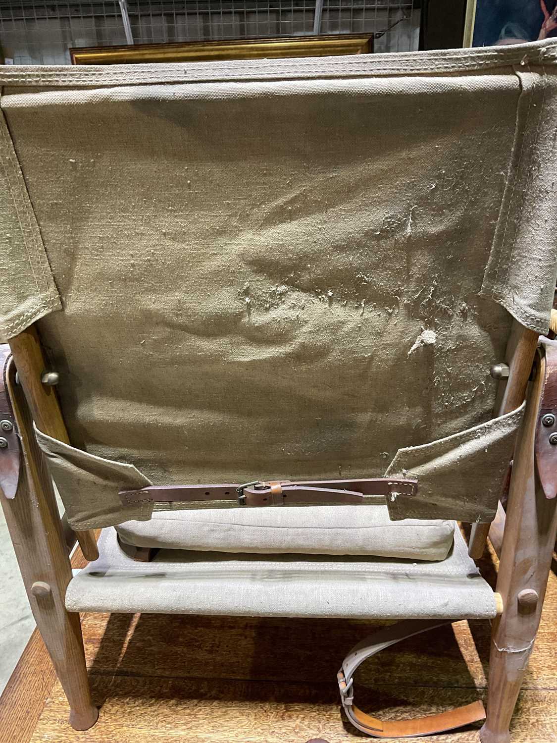 KAARE KLINT FOR CARL HANSEN & SON; a pair of mid 20th century Safari chairs, constructed of canvas - Bild 3 aus 6