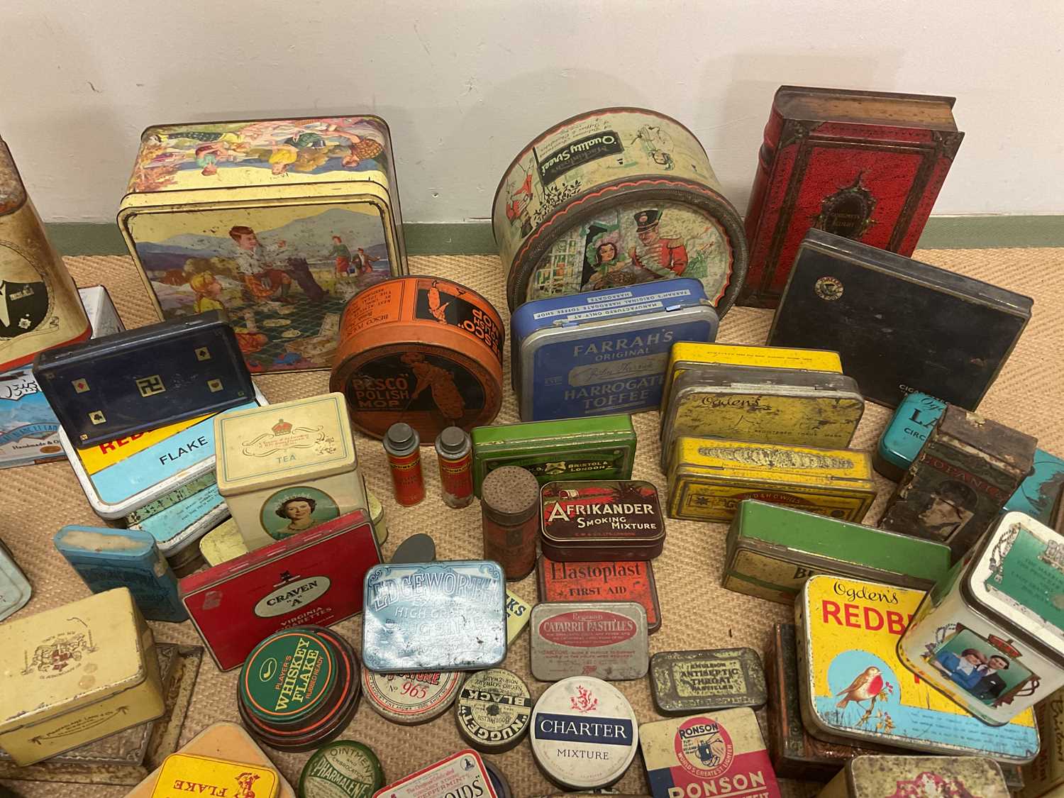 A large quantity of vintage tins including tobacco tins, biscuit tins, Quality Street, commemorative - Bild 2 aus 4