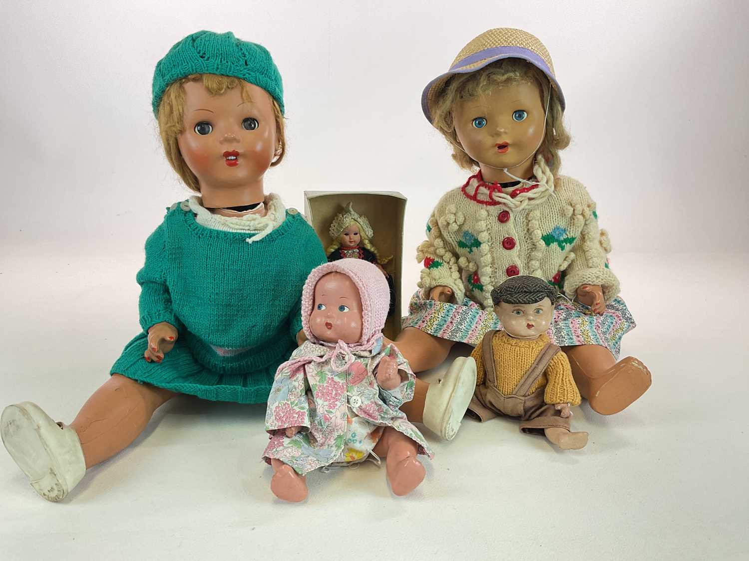 A group of five dolls including a 22" 1940s composition doll with sleeping eyes and pierced ears ( - Bild 2 aus 4