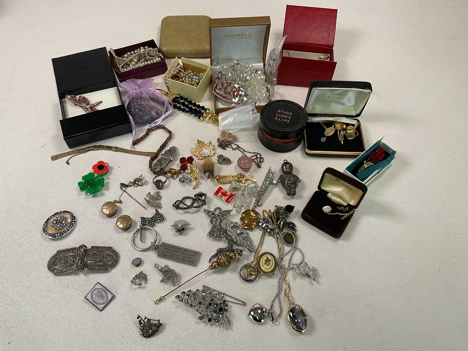 A collection of costume jewellery in a wooden box includes brooches, earrings, watches and others - Image 2 of 4