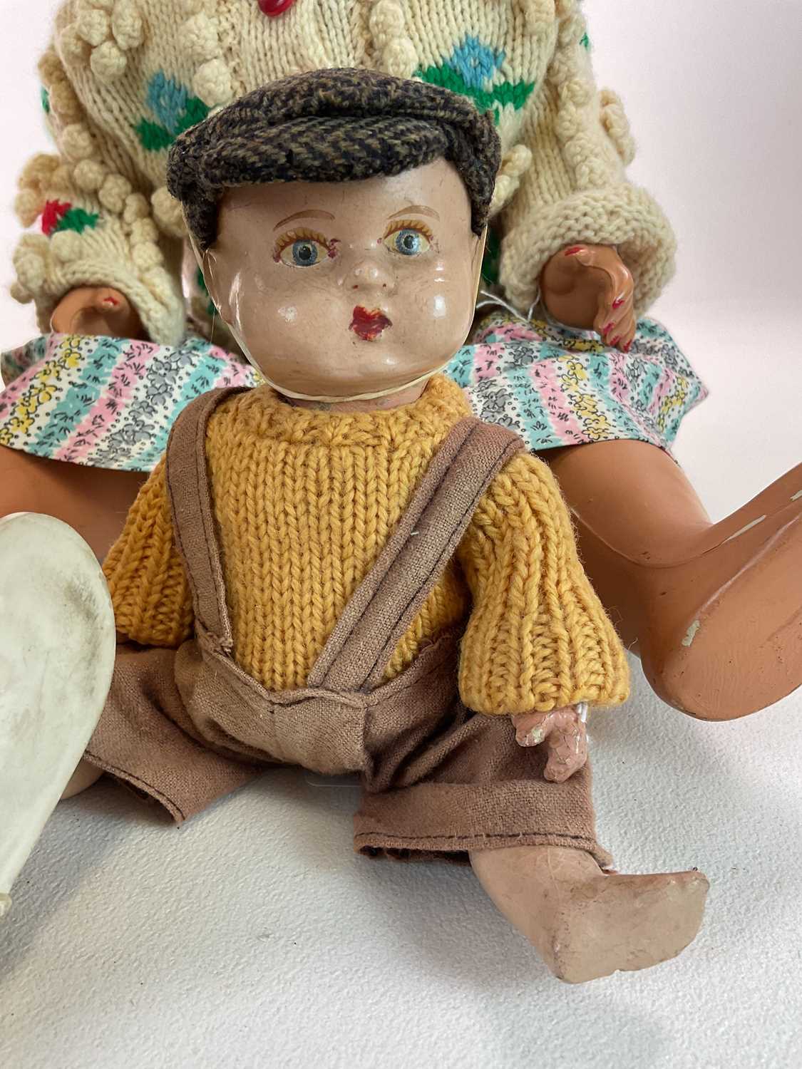 A group of five dolls including a 22" 1940s composition doll with sleeping eyes and pierced ears ( - Bild 3 aus 4