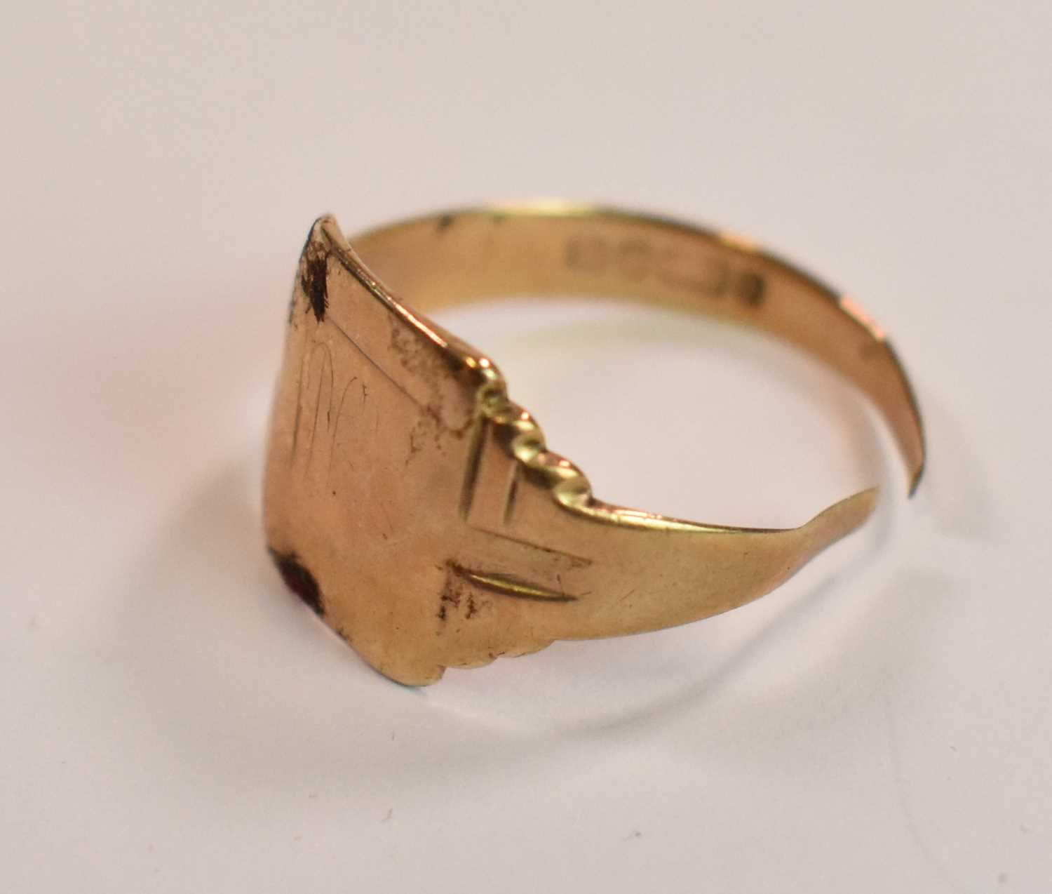 A 9ct yellow gold broad textured ring, size T 1/2, and a 9ct yellow gold signet ring (shank - Image 5 of 5