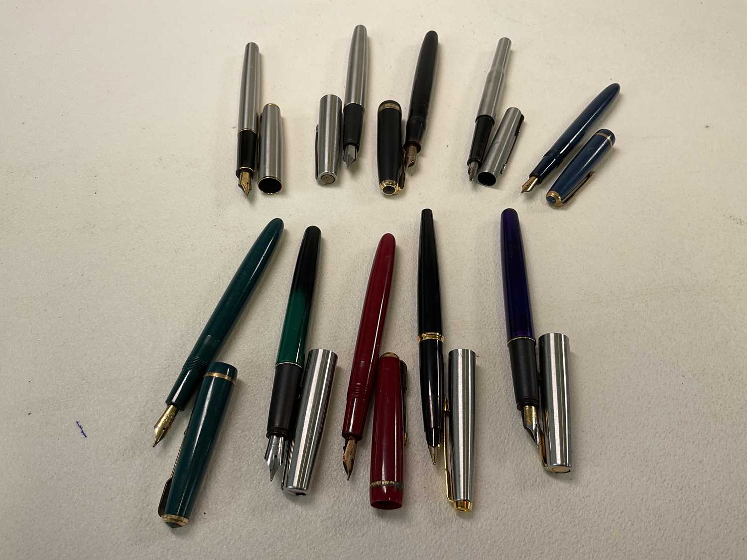 Ten vintage Parker pens including a Duofold, Sonnet, Frontier, 45, etc. - Bild 2 aus 2