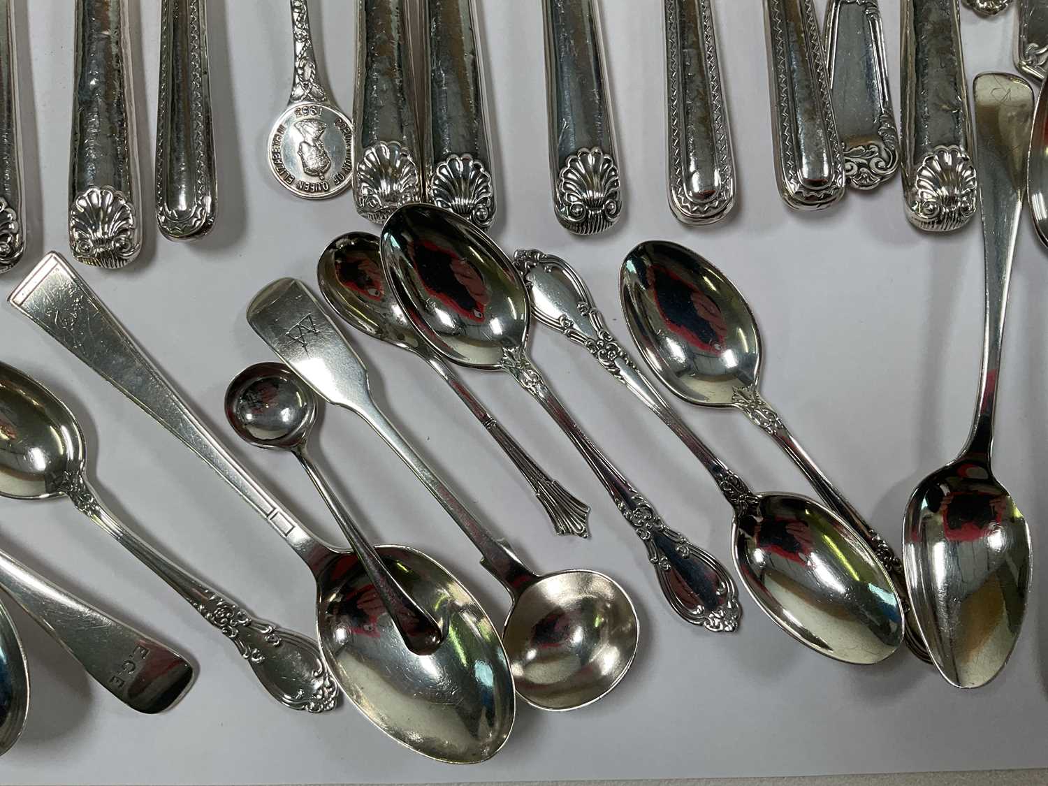 A group of hallmarked silver flatware comprising two preserve spoons, five teaspoons, six coffee - Image 5 of 6